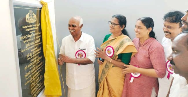 കോടോം  സ്മാർട്ട് വില്ലേജ് ഓഫീസ് കെട്ടിടം മന്ത്രി കെ രാജൻ ഓൺലൈനായി ഉദ്ഘാടനം ചെയ്ത ശേഷം ഇ ചന്ദ്രശേഖരൻ  എംഎൽഎ ഫലകം അനാഛാദനംചെയ്യുന്നു