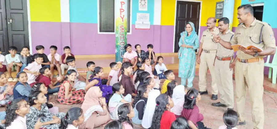 ചന്തേര എഎൽപി സ്‌കൂളിൽ ഫയർ ആൻഡ്‌  റസ്ക്യു ഉദ്യോഗസ്ഥർ ഇംഗ്ലീഷ് പാഠം പഠിപ്പിക്കുന്നു
