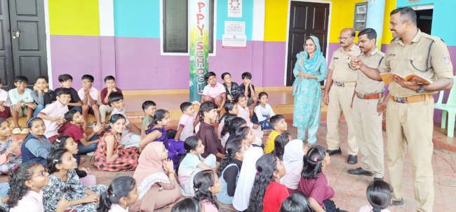 ചന്തേര എഎൽപി സ്‌കൂളിൽ ഫയർ ആൻഡ്‌  റസ്ക്യു ഉദ്യോഗസ്ഥർ ഇംഗ്ലീഷ് പാഠം പഠിപ്പിക്കുന്നു