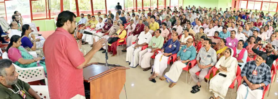 മടിക്കെെ പഞ്ചായത്ത്‌ ജനകീയ കമ്യൂണിസ്റ്റ് ഭരണസമിതിയുടെ 75ാം വാർഷികത്തിന്റെ ഭാഗമായി സംഘടിപ്പിച്ച ‘വിഷൻ 2050’ വികസന സെമിനാർ മടിക്കൈ സഹകരണ ബാങ്ക് ഹാളിൽ  മുൻ വിദ്യാഭ്യാസ മന്ത്രി പ്രൊഫ. സി രവീന്ദ്രനാഥ് ഉദ്‌ഘാടനംചെയ്യുന്നു