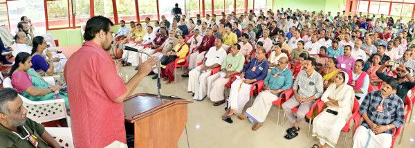 മടിക്കെെ പഞ്ചായത്ത്‌ ജനകീയ കമ്യൂണിസ്റ്റ് ഭരണസമിതിയുടെ 75ാം വാർഷികത്തിന്റെ ഭാഗമായി സംഘടിപ്പിച്ച ‘വിഷൻ 2050’ വികസന സെമിനാർ മടിക്കൈ സഹകരണ ബാങ്ക് ഹാളിൽ  മുൻ വിദ്യാഭ്യാസ മന്ത്രി പ്രൊഫ. സി രവീന്ദ്രനാഥ് ഉദ്‌ഘാടനംചെയ്യുന്നു