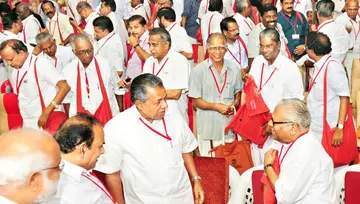 കോഴിക്കോട് നടന്ന സിപിഐ  എം പാർട്ടി കോൺഗ്രസിൽ വി എസ് അച്യുതാനന്ദനും പിണറായി വിജയനും  സൗഹൃദ സംഭാഷണത്തിൽ,കോടിയേരി ബാലകൃഷ്ണൻ, എംഎ ബേബി  എന്നിവർ സമീപം (ഫയല്‍ ചിത്രം)