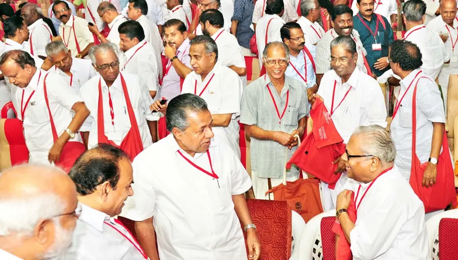 കോഴിക്കോട് നടന്ന സിപിഐ എം പാർട്ടി കോൺഗ്രസിൽ വി എസ് അച്യുതാനന്ദനും പിണറായി വിജയനും സൗഹൃദ സംഭാഷണത്തിൽ,കോടിയേരി ബാലകൃഷ്ണൻ, എംഎ ബേബി
എന്നിവർ സമീപം (ഫയല് ചിത്രം)