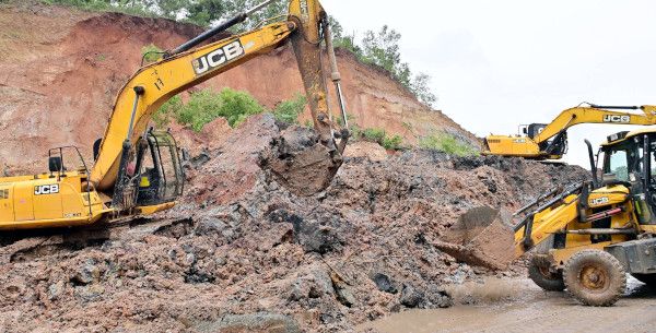 വീരമലക്കുന്നിൽ ദേശീയപാതയിലേക്ക്‌ ഇടിഞ്ഞ്‌ വീണ മണ്ണ്‌ ജെസിബി ഉപയോഗിച്ച്‌ നീക്കുന്നു