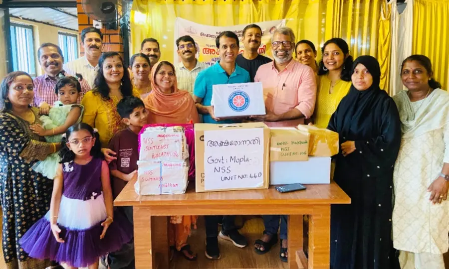 അക്ഷരോന്നതി പദ്ധതിയിൽ സമാഹരിച്ച പുസ്തകങ്ങൾ എൻഎസ്എസ്
റീജണൽ പ്രോഗ്രാം കോ ഓർഡിനേറ്റർ എസ് ശ്രീചിത്തിന് കൈമാറുന്നു