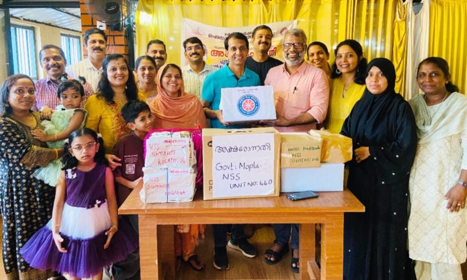 അക്ഷരോന്നതി പദ്ധതിയിൽ സമാഹരിച്ച പുസ്തകങ്ങൾ എൻഎസ്എസ്  റീജണൽ പ്രോഗ്രാം കോ ഓർഡിനേറ്റർ  എസ് ശ്രീചിത്തിന് കൈമാറുന്നു