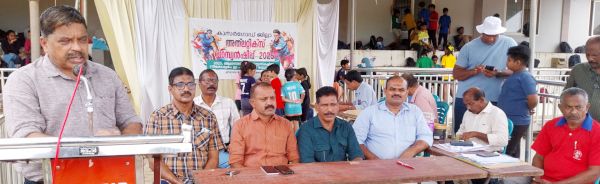 ജില്ലാ ജൂനിയർ ആൻഡ്​ സീനിയർ അത്​ലറ്റിക്സ് ചാമ്പ്യൻഷിപ്പ് നീലേശ്വരം ഇ എം എസ് സ്റ്റേഡിയത്തിൽ ഡോ. വി സുരേശൻ ഉദ്ഘാടനംചെയ്യുന്നു