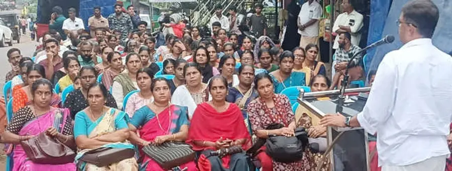 ലഹരിക്കെതിരെ ജനകീയകവചമെന്ന സന്ദേശവുമായി അഡൂർ ടൗണിൽ സംഘടിപ്പിപ്പിച്ച ജനകീയ ലഹരിവിരുദ്ധ സദസ് സിപിഐ എം ജില്ലാ സെക്രട്ടറിയറ്റംഗം സിജി മാത്യു ഉദ്ഘാടനംചെയ്യുന്നു 
