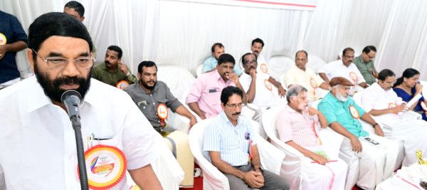 കേരള സഹകരണ വികസന ക്ഷേമനിധി ഫയല്‍ തീര്‍പ്പാക്കാല്‍ അദാലത്തും ധനസഹായ വിതരണവും  മന്ത്രി വി എന്‍ വാസവന്‍ ഉദ്ഘാടനംചെയ്യുന്നു