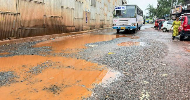 പെരിയ ബസ് സ്റ്റോപ്പിന് സമീപം കിഴക്കുഭാഗത്ത്  ദേശീയപാതയിലെ സര്‍വീസ് റോഡ് തകര്‍ന്ന നിലയില്‍ 