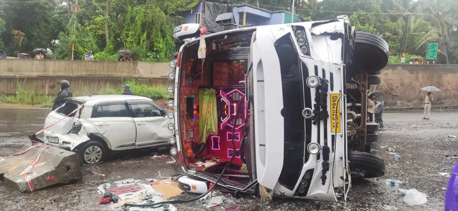 കുറ്റിപ്പുറത്ത് താലൂക്ക് ആശുപത്രിക്കുസമീപം ദേശീയപാതയിൽ ടൂറിസ്റ്റ് ബസ് മറിഞ്ഞുണ്ടായ അപകടം