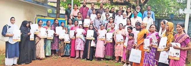മയ്യിൽ കാര്യാംപറമ്പിലെ കുടുംബങ്ങൾ പട്ടയവുമായി