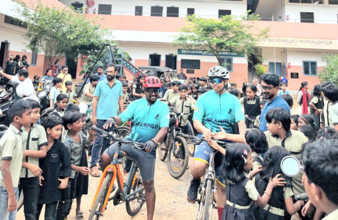 പനങ്ങാട്‌ സ്‌കൂളിൽ സൈക്കിൾ യാത്രികനായ അജിത്തിന്‌ (ഇടത്ത്‌)യാത്രയയപ്പ്‌ നൽകുന്നു