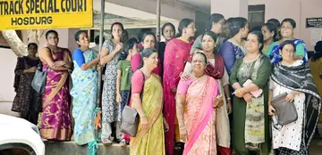 ബാലികയെ പീഡിപ്പിച്ച കേസില്‍ പ്രതിക്കുള്ള ശിക്ഷാവിധി കേള്‍ക്കാന്‍ ഹൊസ്ദുര്‍ഗ് അതിവേഗ പ്രത്യേക പോക്സോ കോടതിയിലെത്തിയ സ്ത്രീകള്‍