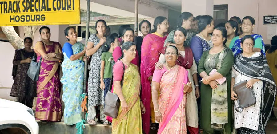 ബാലികയെ പീഡിപ്പിച്ച കേസില് പ്രതിക്കുള്ള ശിക്ഷാവിധി കേള്ക്കാന് ഹൊസ്ദുര്ഗ് അതിവേഗ പ്രത്യേക പോക്സോ കോടതിയിലെത്തിയ സ്ത്രീകള്