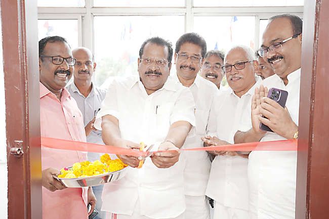 കേരള പ്രവാസി സംഘം  ജില്ലാ കമ്മിറ്റി   ഓഫീസ്   ഇ പി ജയരാജൻ ഉദ്ഘാടനം ചെയ്യുന്നു