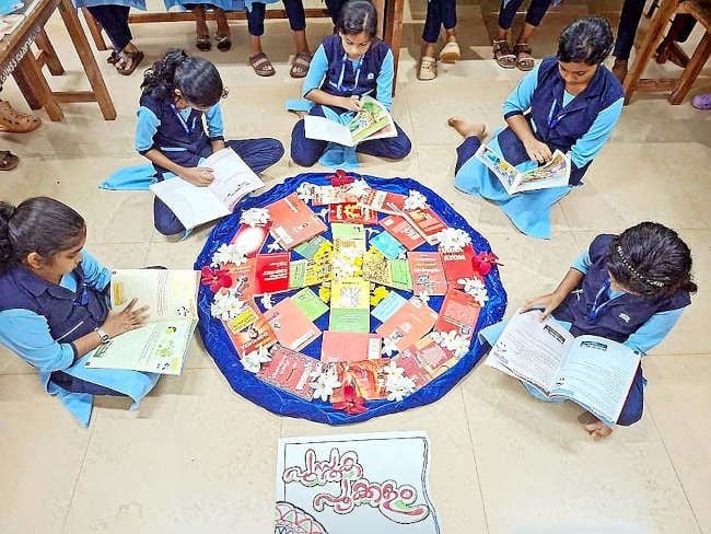 കുറുമാത്തൂർ ജിവിഎച്ച്എസ്എസിലെ ഹൈസ്കൂൾവിഭാഗം വിദ്യാർഥികൾ ഒരുക്കിയ പുസ്തകപ്പൂക്കളം