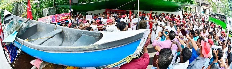 മത്സ്യത്തൊഴിലാളികളുടെ ആദായ നികുതി ഓഫീസ് മാർച്ചും ധർണയും ഫെഡറേഷൻ സംസ്ഥാന പ്രസിഡന്റ് കൂട്ടായി ബഷീർ ഉദ്ഘാടനംചെയ്യുന്നു