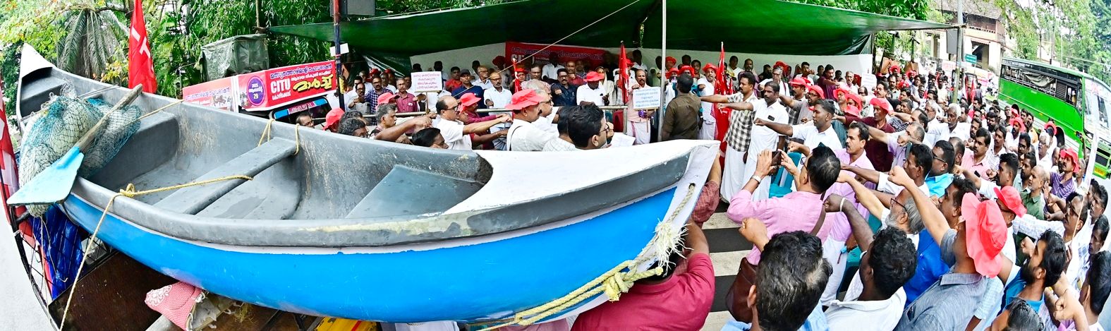 മത്സ്യത്തൊഴിലാളികളുടെ ആദായ നികുതി ഓഫീസ് മാർച്ചും ധർണയും ഫെഡറേഷൻ സംസ്ഥാന പ്രസിഡന്റ് കൂട്ടായി ബഷീർ ഉദ്ഘാടനംചെയ്യുന്നു 