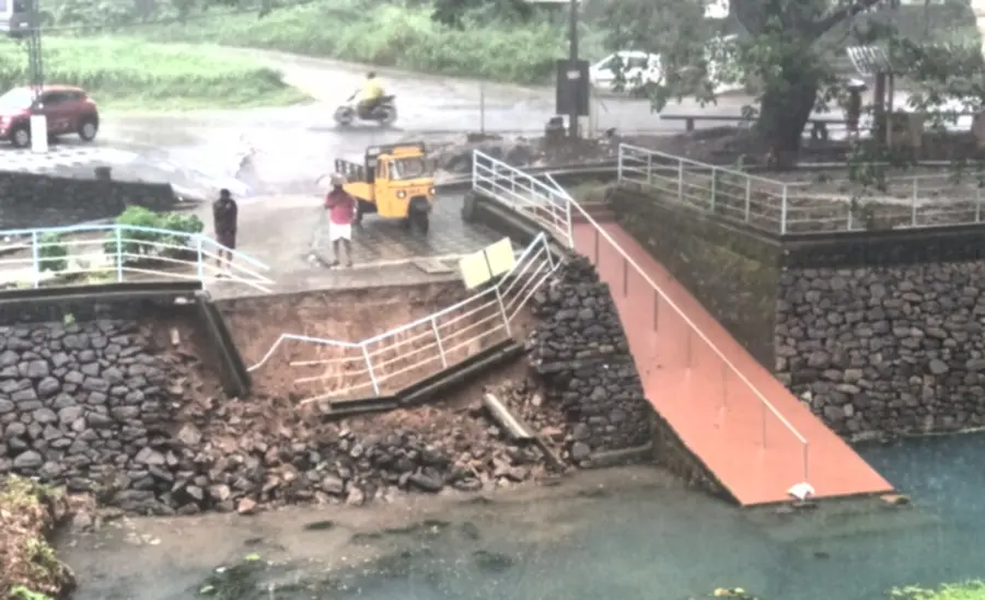 അങ്ങാടിപ്പുറം പഞ്ചായത്തിൽ 22-ാം വാർഡിലെ ചോലക്കുളത്തിന്റെ സംരക്ഷണഭിത്തി ഇടിഞ്ഞുവീണ നിലയിൽ