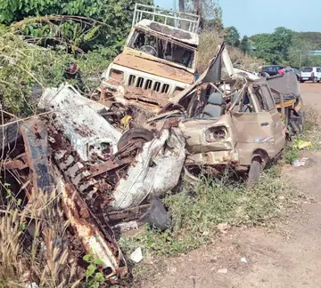 കുമ്പള പൊലീസ് സ്റ്റേഷൻ പരിസരത്ത് തുരുമ്പെടുത്ത് നശിച്ച വാഹനങ്ങൾ