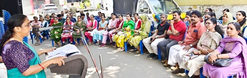കെഎസ്ടിഎ നേതൃത്വത്തിൽ എഇ ഓഫീസിലേക്ക് നടത്തിയ മാർച്ച് സംസ്ഥാന വൈസ് പ്രസിഡന്റ് പി എസ് സ്മിജ ഉദ്‌ഘാടനം ചെയ്യുന്നു
