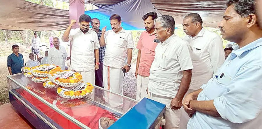 സിപിഐ എം ജില്ലാസെക്രട്ടറി കെ കെ രാഗേഷ് ജ്യോതിരാജിന് അന്ത്യോപചാരമർപ്പിക്കുന്നു