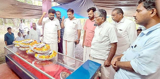 സിപിഐ എം ജില്ലാസെക്രട്ടറി കെ കെ രാഗേഷ് ജ്യോതിരാജിന് അന്ത്യോപചാരമർപ്പിക്കുന്നു
