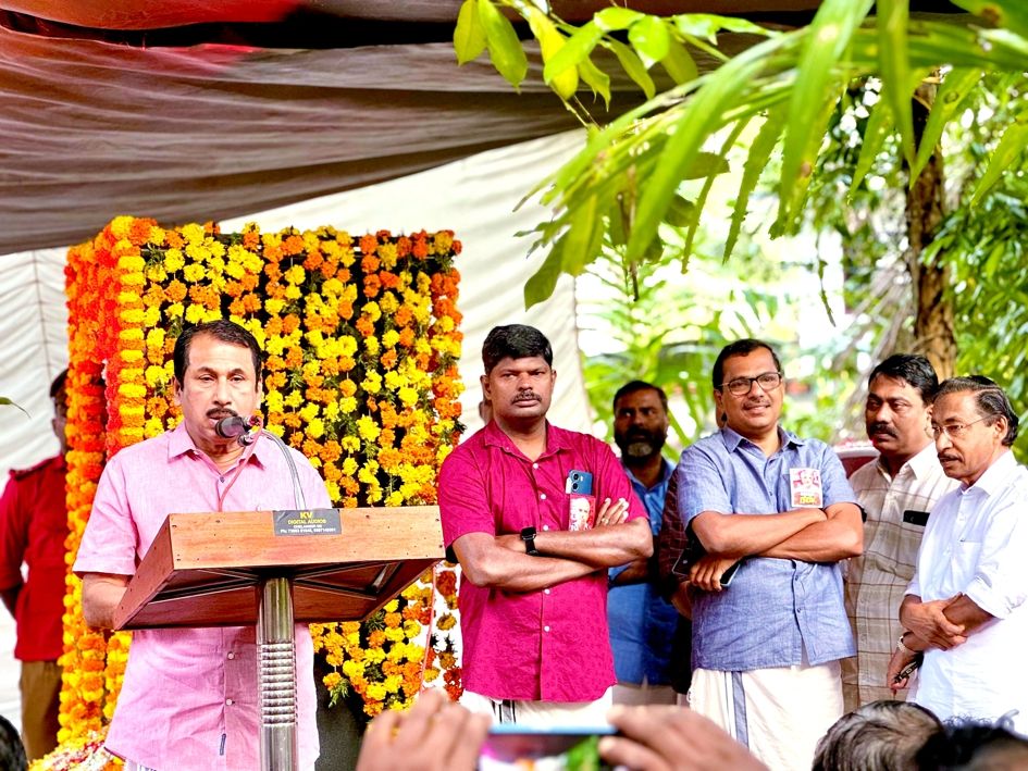  സി പി ബാലൻ വൈദ്യർ അനുസ്മരണ സമ്മേളനം ചേളന്നൂർ പുതിയേടത്ത് താഴത്ത് സിപിഐ എം  ജില്ലാ സെക്രട്ടറി എം മെഹബൂബ് ഉദ്ഘാടനം ചെയ്യുന്നു