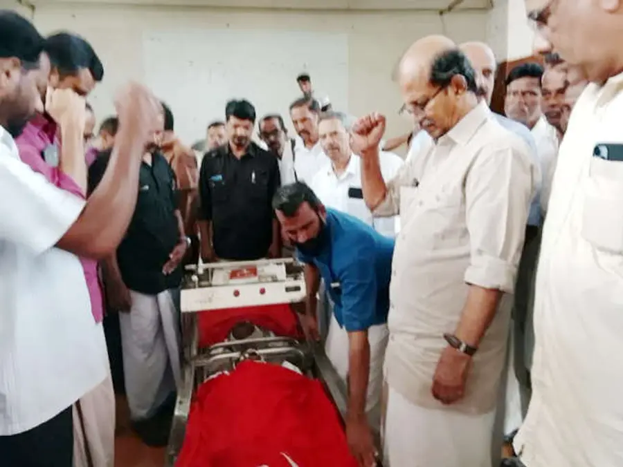 എച്ച് കെ ദാമോദരന് കാഞ്ഞങ്ങാട് ടൗൺഹാളിൽ സിപിഐ എം സംസ്ഥാന കമ്മിറ്റിയംഗം കെ പി സതീഷ്ചന്ദ്രൻ അന്ത്യോപചാരമർപ്പിക്കുന്നു
