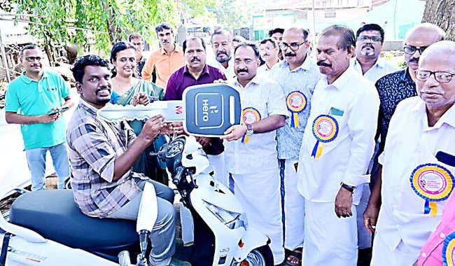 കണ്ണൂര്‍, കാസര്‍കോട് ജില്ലകളിലെ ഭിന്നശേഷിക്കാരായ ക്ഷേമനിധി അംഗങ്ങള്‍ക്ക് സംസ്ഥാന ഭാഗ്യക്കുറി ക്ഷേമനിധി ബോര്‍ഡ് നല്‍കുന്ന സൗജന്യ മുച്ചക്ര  സ്‌കൂട്ടറിന്റെ വിതരണം ചെയര്‍മാന്‍ ടി ബി സുബൈര്‍ ഉദ്‌ഘാടനംചെയ്യുന്നു