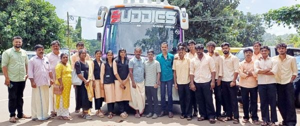 രക്തസാനത്തിനായി പരിയാരത്തെ കണ്ണൂർ ഗവ. മെഡിക്കൽ കോളേജിലെത്തിയ ഡിവൈഎഫ്‌ഐ പ്രവർത്തകർ ബസ്സിനുമുന്നിൽ