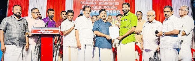 മട്ടന്നൂർ ഏരിയയിലെ ദേശാഭിമാനി വരിക്കാരുടെ ലിസ്റ്റ്​ സിപിഐ എം സംസ്ഥാന സെക്രട്ടറിയറ്റംഗവും ദേശാഭിമാനി റസിഡന്റ്‌​ എഡിറ്ററുമായ എം സ്വരാജ്​  ഏരിയാ സെക്രട്ടറി എം രതീഷിൽനിന്ന്​ ഏറ്റുവാങ്ങുന്നു