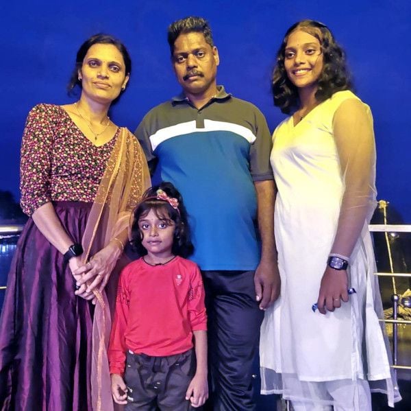 സോന മോഹൻ അച്ഛനമ്മമാർക്കും  അനിയത്തിക്കുമൊപ്പം