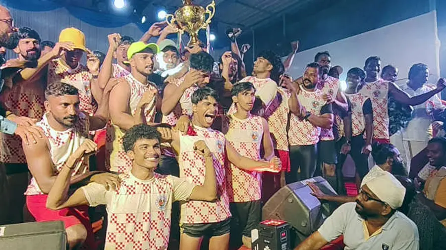 വളപട്ടണം പുഴയിൽ നടന്ന ഉത്തരകേരള വള്ളംകളി മത്സരത്തിൽ 25 പേർ തുഴയുന്ന പുരുഷന്മാരുടെ മത്സരത്തിൽ ജേതാക്കളായ വയൽക്കര വെങ്ങാട്ട് ട്രോഫി എറ്റുവാങ്ങിയപ്പോൾ