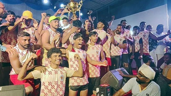 വളപട്ടണം പുഴയിൽ നടന്ന ഉത്തരകേരള വള്ളംകളി മത്സരത്തിൽ 25 പേർ തുഴയുന്ന പുരുഷന്മാരുടെ മത്സരത്തിൽ ജേതാക്കളായ വയൽക്കര വെങ്ങാട്ട്‌ ട്രോഫി എറ്റുവാങ്ങിയപ്പോൾ