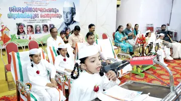 ശിശുദിനാഘോഷത്തിന്റെ ഭാഗമായി ജില്ലാ ശിശുക്ഷേമസമിതി സംഘടിപ്പിച്ച റാലിയും  പൊതുസഭയും കുട്ടികളുടെ പ്രധാനമന്ത്രി ബി എം ഖദീജത്ത് ഹസ്വ  ഉദ്ഘാടനം ചെയ്യുന്നു 