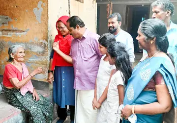 പടന്ന പഞ്ചായത്ത് 14ാം വാർഡിലെ എൽഡിഎഫ് സ്ഥാനാർഥി പി സി സുബൈദക്കായി തെക്കെക്കാടിൽ നടൻ പി പി കുഞ്ഞികൃഷ്ണൻ വോട്ടഭ്യർഥിക്കുന്നു