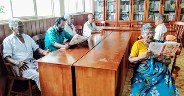 തൂണേരി ബ്ലോക്ക് പഞ്ചായത്ത് അങ്കണത്തിലുള്ള വയോജനകേന്ദ്രത്തിലെ ലൈബ്രറിയിൽ വയോജനങ്ങൾ
പുസ്തകവും പത്രവും വായിക്കുന്നു