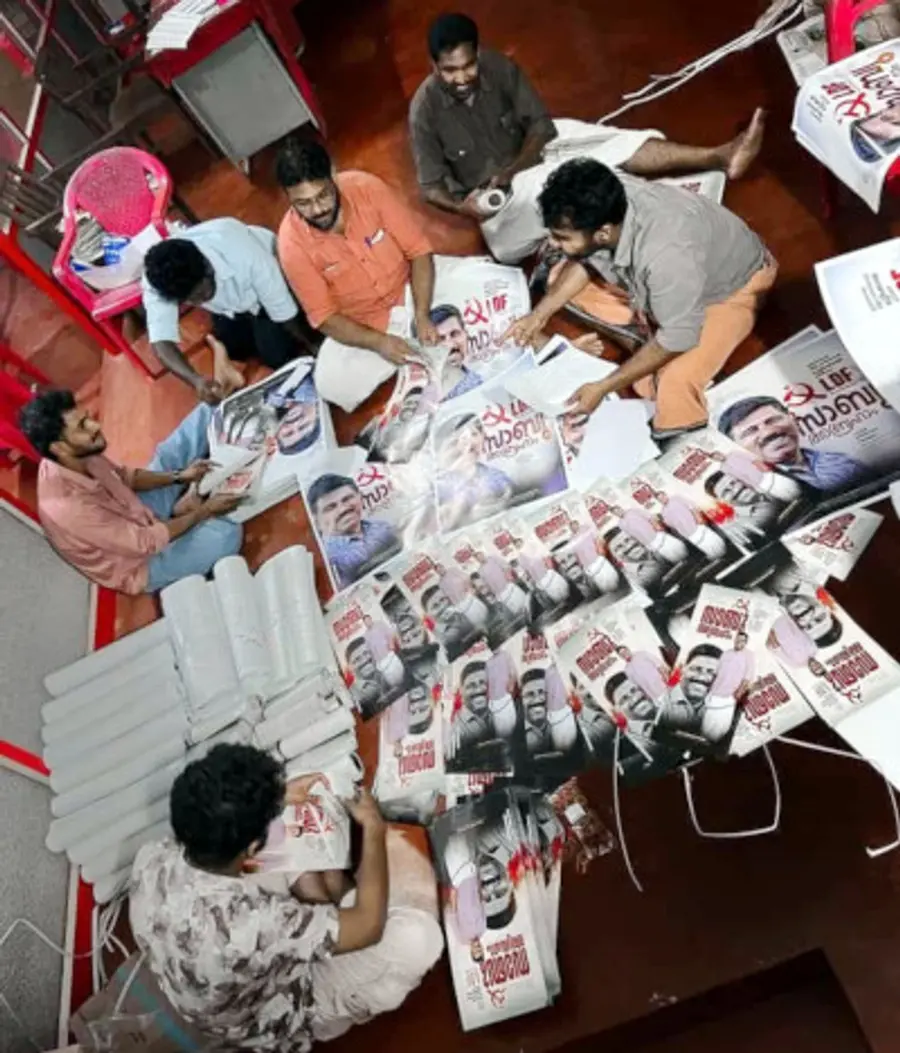 കുറ്റിക്കോൽ എ കെ ജി  മന്ദിരത്തിൽ എൽഡിഎഫ്‌ കുറ്റിക്കോൽ ഡിവിഷൻ സ്ഥാനാർഥി സാബു അബ്രഹാമിന്റെ   പ്രചാരണ പോസ്‌റ്ററുകൾ  വിതരണത്തിനൊരുക്കുന്ന പ്രവർത്തകർ