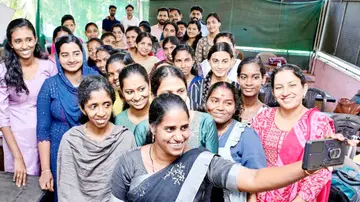 ജില്ലാ പഞ്ചായത്ത് കള്ളാർ ഡിവിഷൻ എൽഡിഎഫ് സ്ഥാനാർഥി റീന തോമസ് ചുള്ളിക്കരയിലെ പിഎസ് സി പരീക്ഷാ പരിശീലന കേന്ദ്രത്തിൽ വോട്ടർമാരോടൊപ്പം സെൽഫിയെടുക്കുന്നു