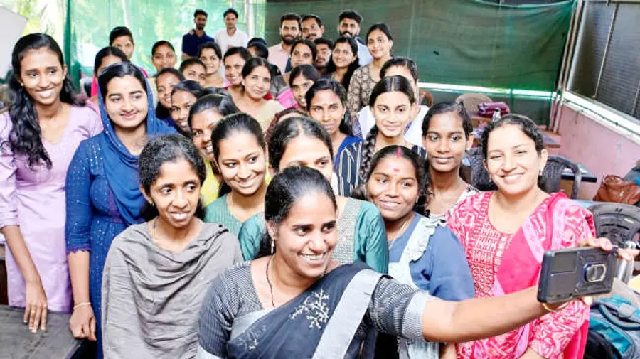 ജില്ലാ പഞ്ചായത്ത് കള്ളാർ ഡിവിഷൻ എൽഡിഎഫ്‌ സ്ഥാനാർഥി റീന തോമസ്‌  ചുള്ളിക്കരയിലെ പിഎസ് സി പരീക്ഷാ പരിശീലന കേന്ദ്രത്തിൽ  വോട്ടർമാരോടൊപ്പം സെൽഫിയെടുക്കുന്നു 