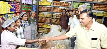 ജില്ലാ പഞ്ചായത്ത്‌  സിവിൽ സ്‌റ്റേഷൻ ഡിവിഷൻ എൽഡിഎഫ്‌ സ്ഥാനാർഥി ഷാഫി സന്തോഷ്‌ നഗർ കുഞ്ഞിക്കാനത്തെ റഹ്മാനിയ ബേക്കറിയിലെ  തൊഴിലാളികൾക്കൊപ്പം