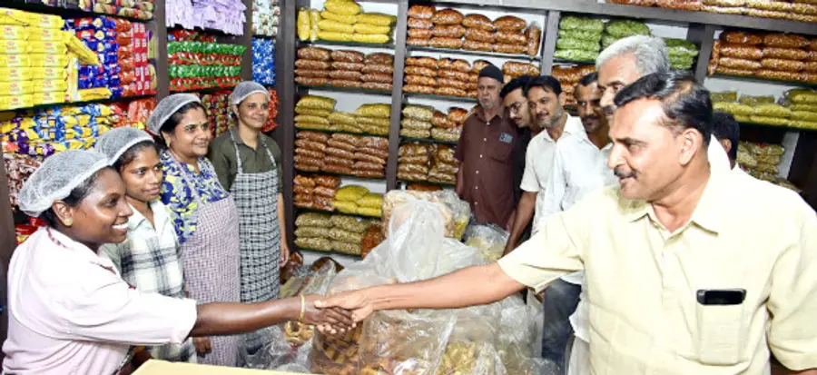 ജില്ലാ പഞ്ചായത്ത്‌  സിവിൽ സ്‌റ്റേഷൻ ഡിവിഷൻ എൽഡിഎഫ്‌ സ്ഥാനാർഥി ഷാഫി സന്തോഷ്‌ നഗർ കുഞ്ഞിക്കാനത്തെ റഹ്മാനിയ ബേക്കറിയിലെ  തൊഴിലാളികൾക്കൊപ്പം