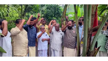 കൊല്ലങ്കാവ് ജി ചന്ദ്രന്റെ സ്മൃതികുടീരത്തിൽ പുഷ്പാർച്ചന നടത്തുന്നു