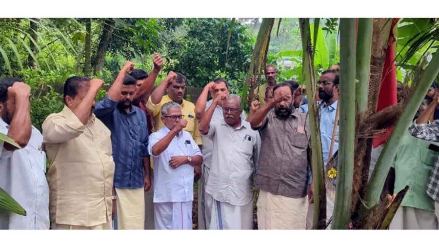 കൊല്ലങ്കാവ് ജി ചന്ദ്രന്റെ സ്മൃതികുടീരത്തിൽ പുഷ്പാർച്ചന നടത്തുന്നു