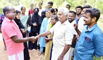 ജില്ലാ പഞ്ചായത്ത് ബദിയടുക്ക ഡിവിഷനിലെ എൽഡിഎഫ് സ്ഥാനാർഥി പ്രകാശ് കുമ്പഡാജെ പരപ്പ മണ്ണാപ്പിൽ വോട്ടർമാർക്കിടയിൽ