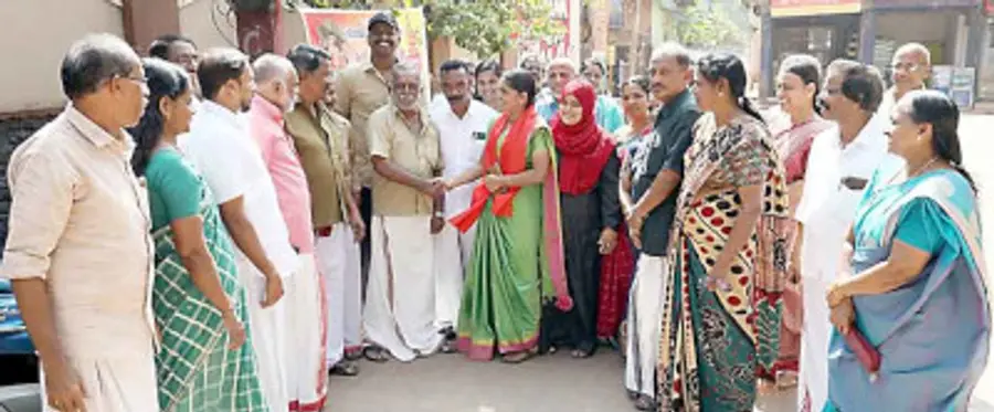 ജില്ലാപഞ്ചായത്ത് പന്ന്യന്നൂർ ഡിവിഷൻ എൽഡിഎഫ് സ്ഥാനാർഥി പി പ്രസന്ന താഴെചന്പാട് ഓട്ടോസ്റ്റാൻഡിലെ തൊഴിലാളികളോട് വോട്ടഭ്യർഥിക്കുന്നു