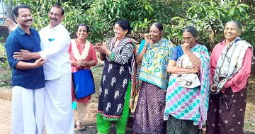 തെരഞ്ഞെടുപ്പ് പ്രചാരണത്തിനിടെ റിട്ട. എസ്ഐ മാരായ രവീന്ദ്രൻ കൊക്കോട്ടും പി വി സതീശനും  കണ്ടുമുട്ടിയപ്പോൾ