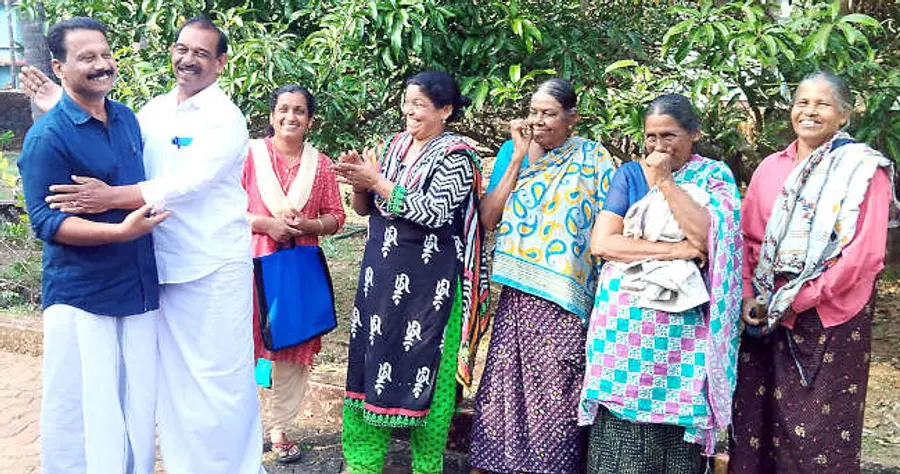 തെരഞ്ഞെടുപ്പ് പ്രചാരണത്തിനിടെ റിട്ട. എസ്ഐ മാരായ രവീന്ദ്രൻ കൊക്കോട്ടും പി വി സതീശനും  കണ്ടുമുട്ടിയപ്പോൾ